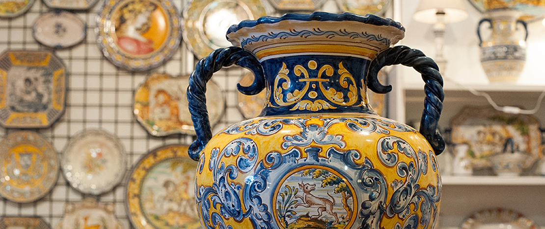 Handgefertigtes Keramikgefäß aus Talavera de la Reina, hergestellt auf der Messe FARCAMA in Talavera de la Reina in Toledo, Kastilien-La Mancha. Handgefertigtes Keramikgefäß aus Talavera de la Reina, hergestellt auf der Messe FARCAMA in Talavera de la Reina in Toledo, Kastilien-La Mancha.