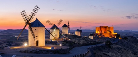 Vue des moulins à vent de Consuegra dans la province de Tolède, Castille-La Manche
