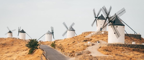 Szczegółowy widok na wiatraki w Consuegra, Toledo, Kastylia-La Mancha  