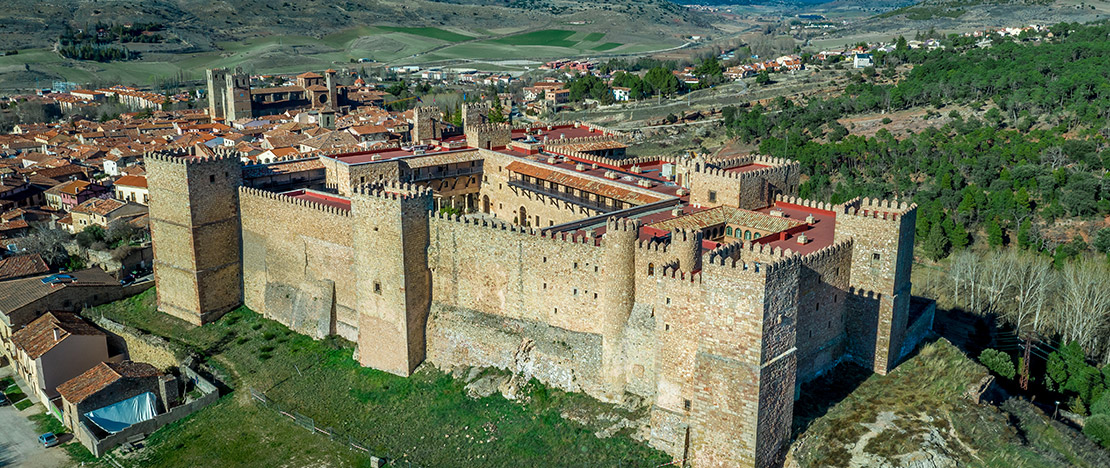 Parador de Sigüenza, w średniowiecznym zamku, Guadalajara, Kastylia-La Mancha Parador de Sigüenza, w średniowiecznym zamku, Guadalajara, Kastylia-La Mancha