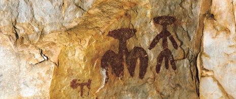 Desenho esquemático de um homem e uma mulher nas cavernas de Fuencaliente e Villar del Humo, Ciudad Real 