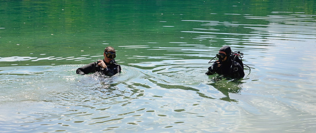 Mergulhadores nas Lagoas de Ruidera, Espanha Mergulhadores nas Lagoas de Ruidera, Espanha