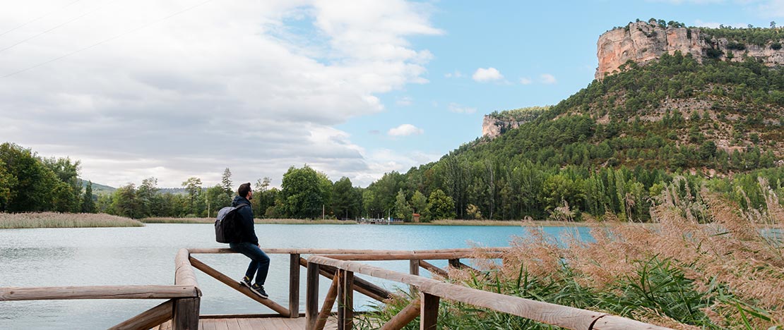 Un touriste dans la lagune d’Uña, Cuenca Un touriste dans la lagune d’Uña, Cuenca