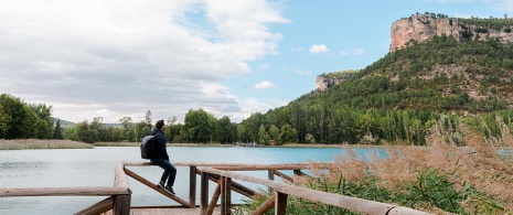 Tourist in der Lagune von Uña, Cuenca