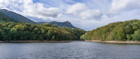 Reservatório de Santa Fé no Parque Natural do Montseny, em Barcelona, Catalunha