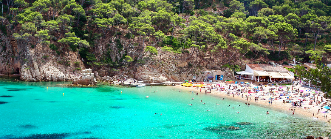 Vista da praia de Aiguablava em Begur, Girona (Catalunha) Vista da praia de Aiguablava em Begur, Girona (Catalunha)