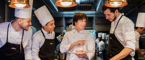 Jordi Cruz e sua equipe do restaurante ABaC Barcelona, Catalunha