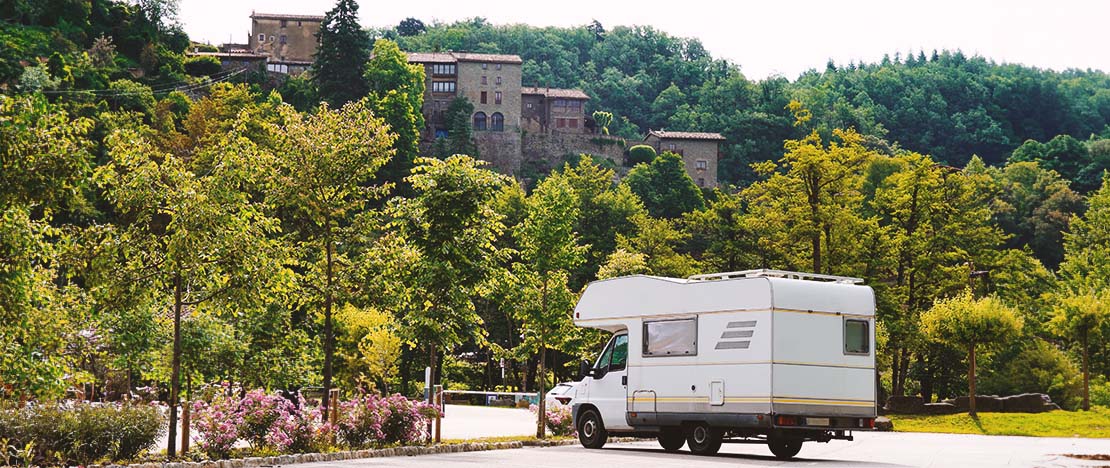 カタルーニャ州ルピット地域に駐車しているキャンピングカー
