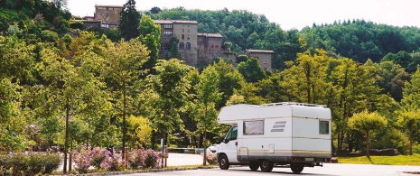 Ein Wohnmobil geparkt in der Gegend von Rupit, Katalonien