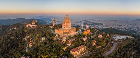 Vistas do monte Tibidabo e Barcelona de fundo