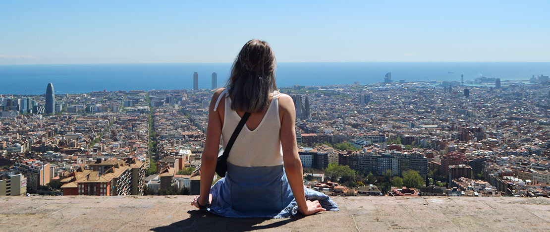 Turista mentre contempla le vedute di Barcellona dai bunker de Carmel Turista mentre contempla le vedute di Barcellona dai bunker de Carmel