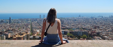 Turista contemplando as vistas de Barcelona dos bunkers de Carmel
