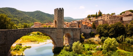 Veduta del ponte medievale sul fiume Fluvia a Besalú, provincia di Girona. 