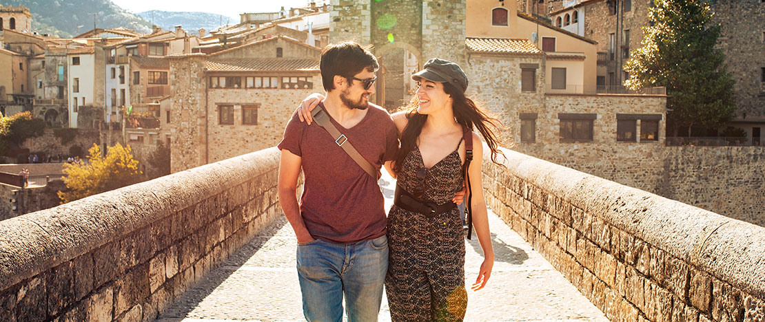 バザルーのローマ橋にいるカップル バザルーのローマ橋にいるカップル