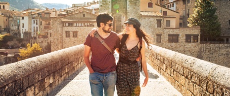 Paar auf der römischen Brücke in Besalú