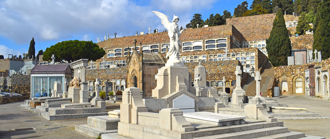 Complessi funerari nel cimitero di Montjuïc a Barcellona, Catalogna Complessi funerari nel cimitero di Montjuïc a Barcellona, Catalogna