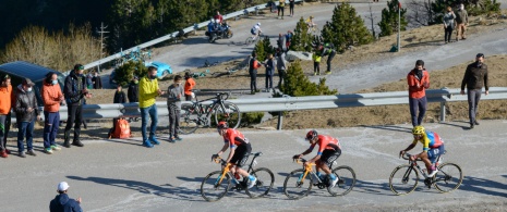 カタルーニャ州ジローナ県バイテル地域を通過する自転車レース