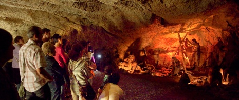 Wizyta w prehistorycznych jaskiniach l'Espluga de Francolí, Tarragona, Katalonia