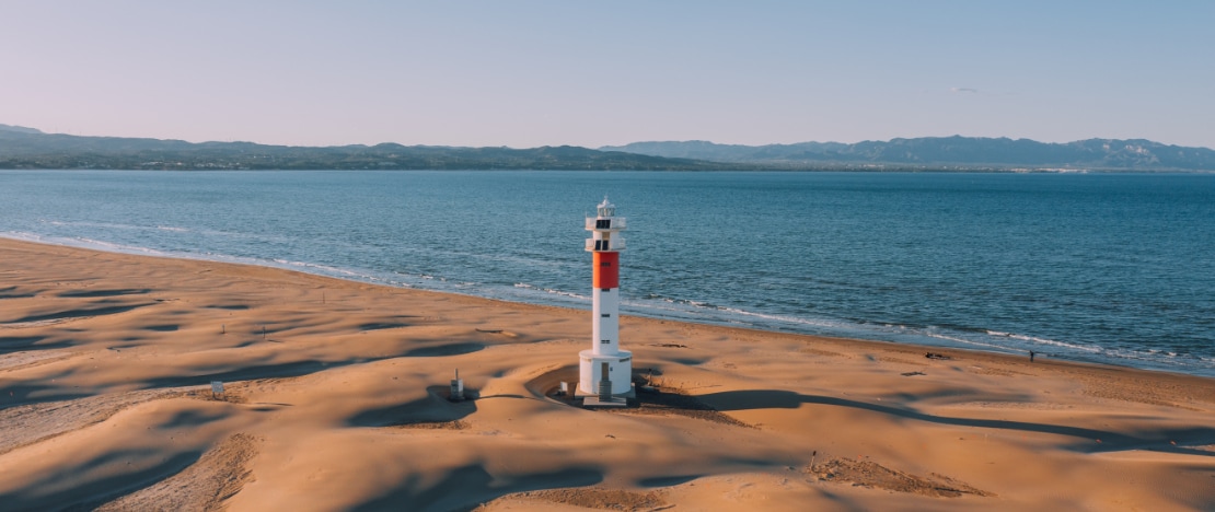 Blick auf den Leuchtturm von El Fangar im Ebro-Delta in Tarragona, Katalonien Blick auf den Leuchtturm von El Fangar im Ebro-Delta in Tarragona, Katalonien