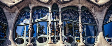 Zbliżenie na fasadę budynku Casa Batlló w Barcelonie, Katalonia