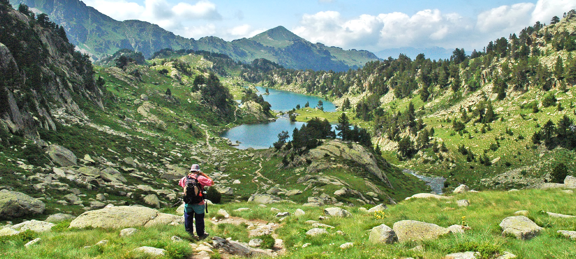 Un escursionista osserva il paesaggio del Parco nazionale di Aigüestortes, a Lleida. Un escursionista osserva il paesaggio del Parco nazionale di Aigüestortes, a Lleida.