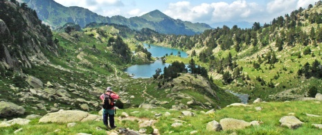 Escursionista che osserva il paesaggio nel Parco Nazionale di Aigüestortes, a Lleida.