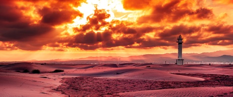 Leuchtturm von El Fangar bei Abenddämmerung, Katalonien