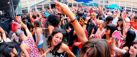 Grupo de personas bailando en el festival Sónar de Barcelona, Cataluña