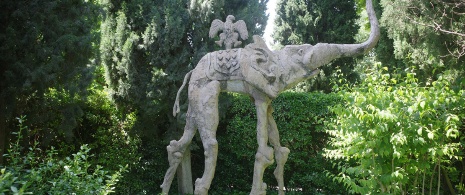Die Elefanten-Skulptur befindet sich im Garten des Castillo Gala Dalí in Púbol.