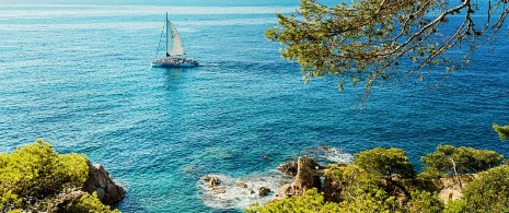 Velero navegando en la costa de Lloret de Mar en Girona, Cataluña