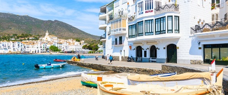 Widok na Cadaqués z plaży Des Poal w prowincji Girona, Katalonia