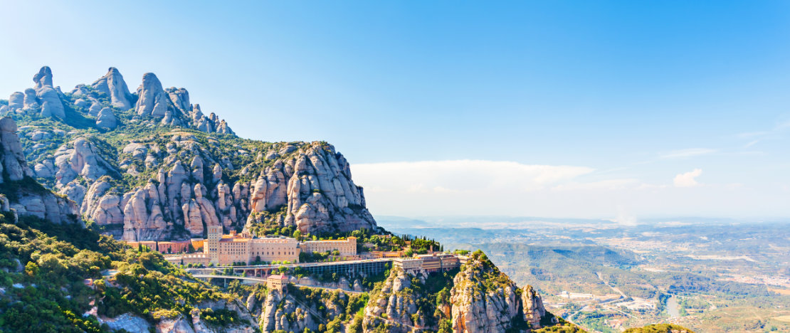 Blick auf den Berg Montserrat in Barcelona, Katalonien Blick auf den Berg Montserrat in Barcelona, Katalonien