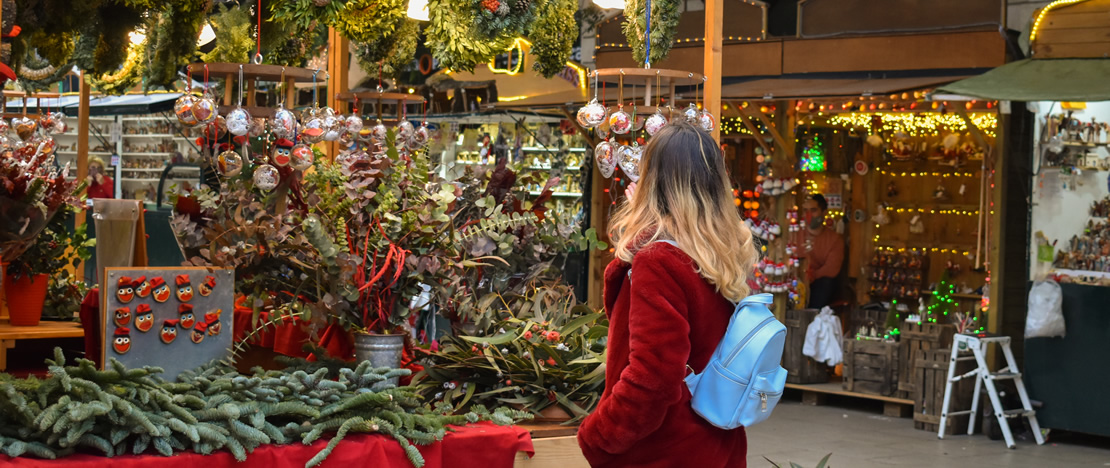 Mulher fazendo compras no mercado de Natal de Barcelona Mulher fazendo compras no mercado de Natal de Barcelona