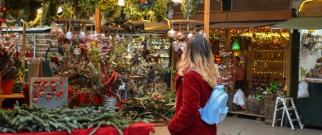 バルセロナのクリスマスマーケットで買い物をする女性