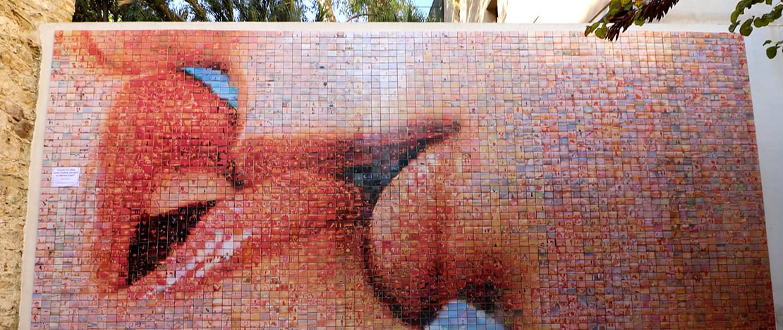 Vista do mural ‘El món neix en cada besada’ (O mundo nasce em cada beijo), em Barcelona, Catalunha