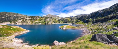Vista del lago de San Mauricio del Parque Nacional de Aigüestortes i Estany de Sant Maurici en Lérida, Cataluña
