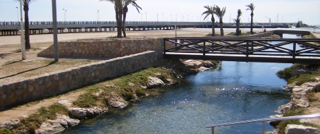 La sorgente Riuet sulla spiaggia di Coma-ruga La sorgente Riuet sulla spiaggia di Coma-ruga