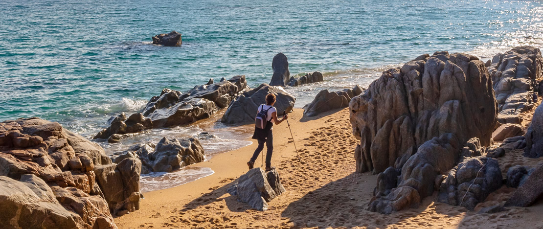 Un randonneur à Platja d'Aro. Costa Brava, Gérone  Un randonneur à Platja d'Aro. Costa Brava, Gérone