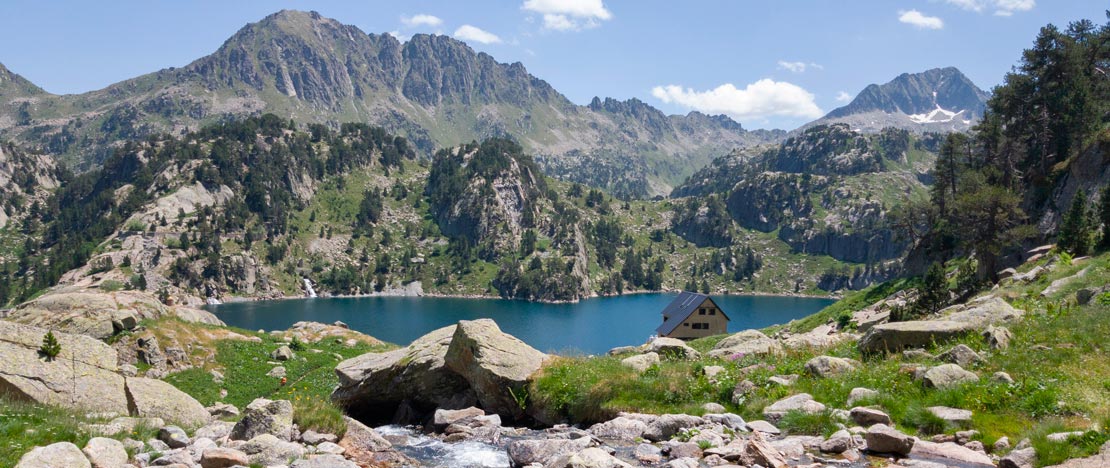 カタルーニャ州リェイダ県クルメルスにあるマヨール湖と山小屋の眺め カタルーニャ州リェイダ県クルメルスにあるマヨール湖と山小屋の眺め