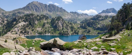 Vista do Lago Mayor e do refúgio Colomers em Lleida, Catalunha