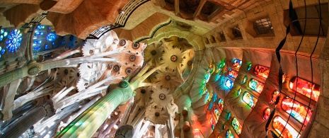 Wnętrze bazyliki Sagrada Familia w Barcelonie