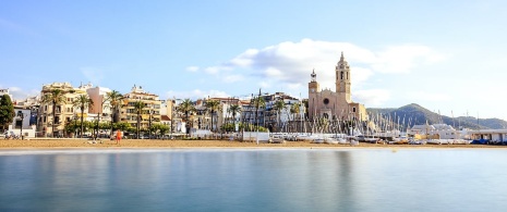 Vistas desde el mar de Sitges en Barcelona, Cataluña