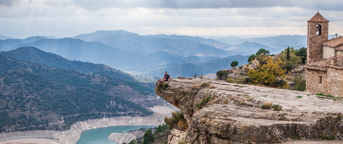 Touriste contemplant les vues de Siurana à Tarragone, Catalogne Touriste contemplant les vues de Siurana à Tarragone, Catalogne