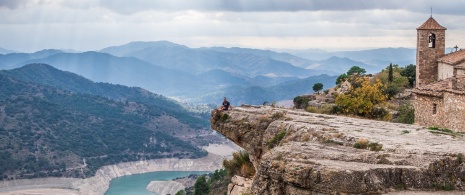 Un turista contempla le vedute di Siurana a Tarragona, in Catalogna