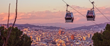 Kolejka linowa na Montjuïc z widokiem na Barcelonę