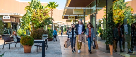 Giovani mentre fanno shopping presso The Style Outlets di Viladecans, Barcellona, Catalogna