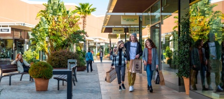Молодые люди на шопинге в The Style Outlets в Виладеканс (Барселона, Каталония)