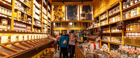 Interior da loja de alimentação centenária Casa Gispert em Barcelona