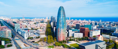 Вид на башню Глориес в Барселоне, Каталония