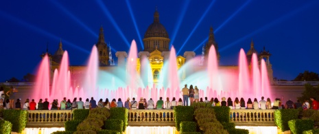 Вид на Волшебный фонтан и национальный музей в Барселоне, Каталония